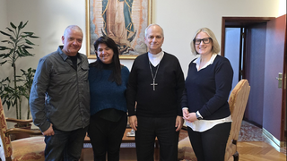 Pedro Salinas, Paola Ugaz, cardenal Prevost y Elise Ann Allen