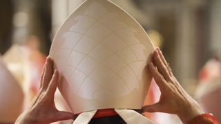 Un cardenal se coloca la mitra en el cónclave