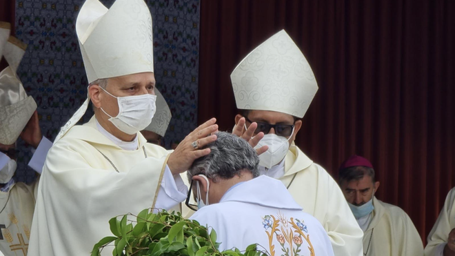 Prevost impone las manos a monseñor Cadenas