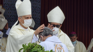 Prevost impone las manos a monseñor Cadenas