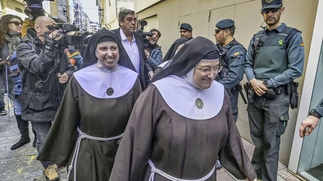 Sor Sion, a la izquierda, y la exabadesa García de Viedma, acceden al Juzgado de Briviesca