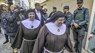 Sor Sion, a la izquierda, y la exabadesa García de Viedma, acceden al Juzgado de Briviesca