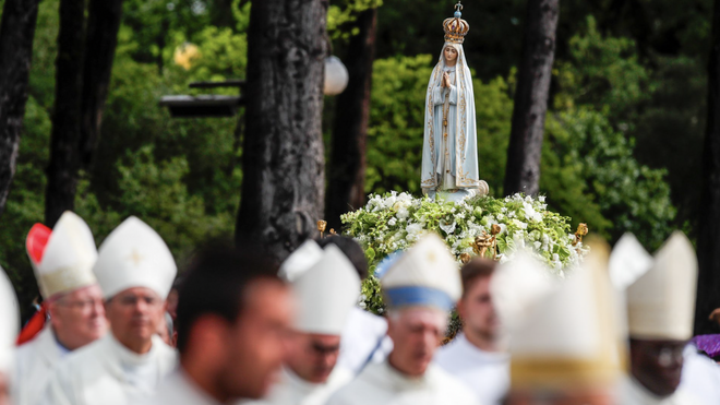 Procesión de obispos con la Virgen de Fátima