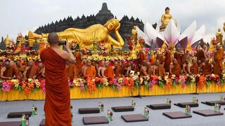 Celabración del Vesak en Magelang, Indonesia