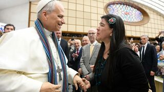 El papa León XIV con una bufanda regalada por la periodista peruana Paola Ugaz