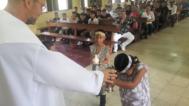 Danza de los niños durante la procesión de ofrendas