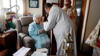 Cuando el diácono lleva la comunión a los enfermos