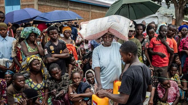 Distribución de alimentos en un campo de refugiados en el Congo