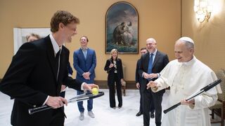 El Papa recibe a Sinner y al "moderador del Opus Dei"