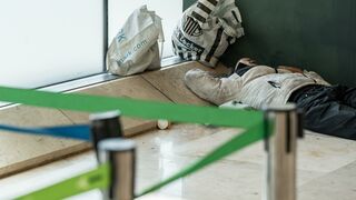 Durmiendo en el Aeropuerto Adolfo Suárez de Madrid