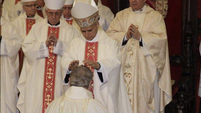 monseñor Prevost le impone las manos a monseñor Herrero
