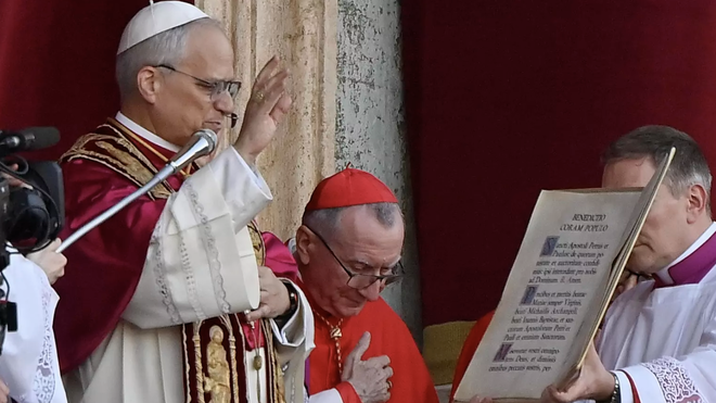 Parolin escucha a León XIV dando la bendición Urbi et Orbi
