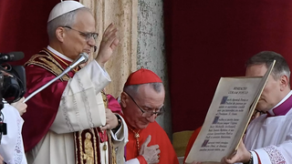 Parolin escucha a León XIV dando la bendición Urbi et Orbi