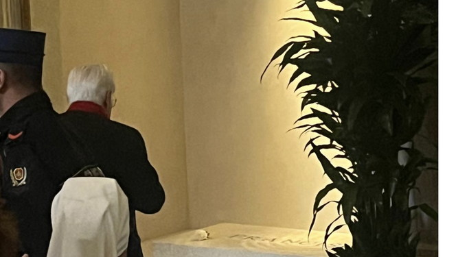 El Padre Ángel ante la tumba de Francisco