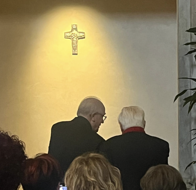 El Padre Ángel ante la tumba de Francisco