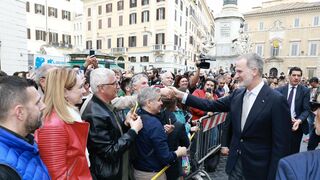 El Rey saluda a los fieles en la plaza de España