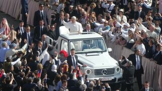 León XIV en el papamóvil