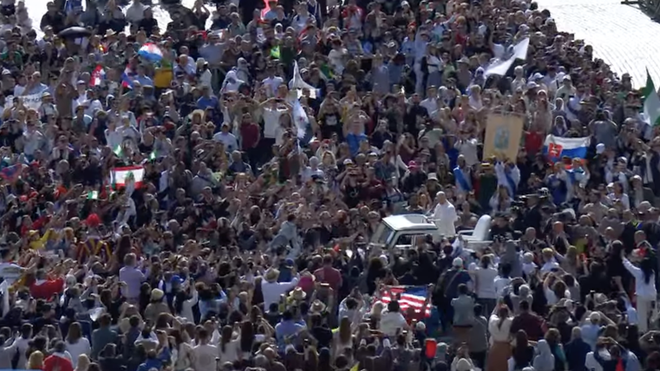 León XIV, confundido entre la multitud