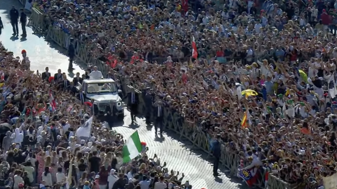 León XIV saluda a los fieles en San Pedro