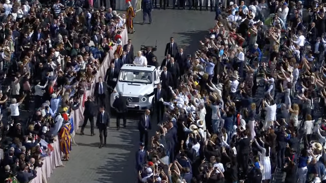 León XIV saluda a los fieles