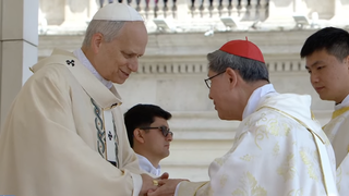 Tagle colocó el anillo del pescador a León XIV