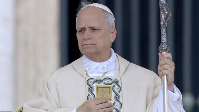 León XIV, escuchando el Evangelio