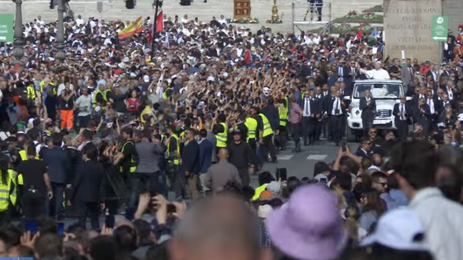 León XIV saluda desde la Vía della Conziliacione