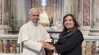 El Papa y Dina Boularte, delante de la Piedad