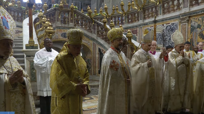 El Papa y los patriarcas rezan ante la tumba de Pedro