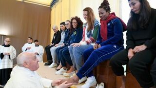 Francisco incluyó por primera vez a las mujeres en el lavatorio de pies