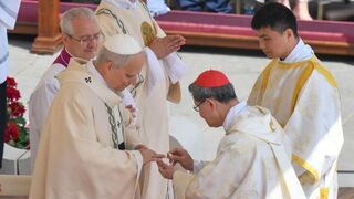 Tagle coloca el anillo del pescador a León XIV