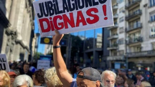 Reclamo de jubilados frente al Congreso argentino