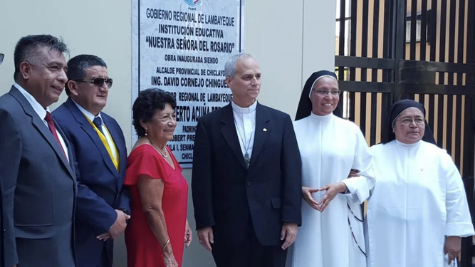 Roberto Prevost con la hermana Elfi Pozo en Chiclayo