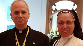 La hermana Elfi con el entonces cardenal Prevost
