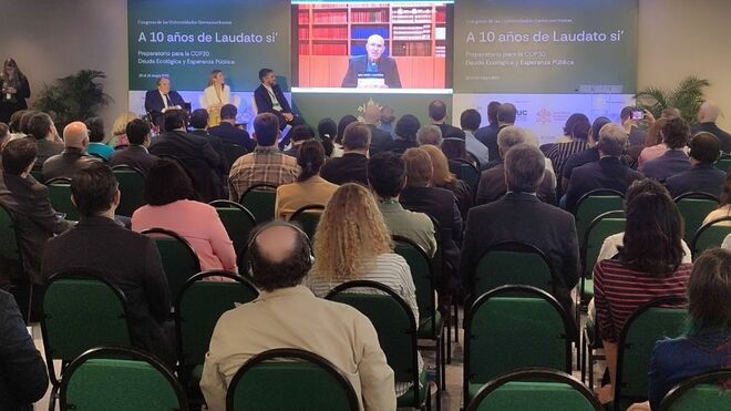 Cardenal Tolentino: “La universidad no es una burbuja fuera de la realidad”