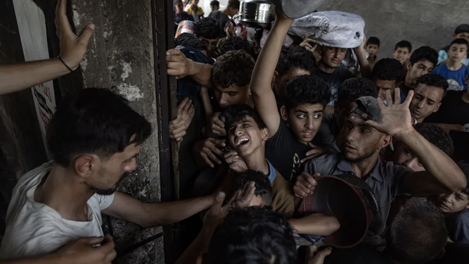 Palestinos frente a un comedor social en Gaza