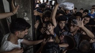 Palestinos frente a un comedor social en Gaza