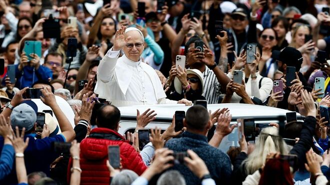 León XIV en su primera Audiencia General en la Plaza de San Pedro