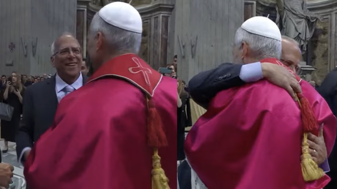 Abrazo de León XIV a su hermano