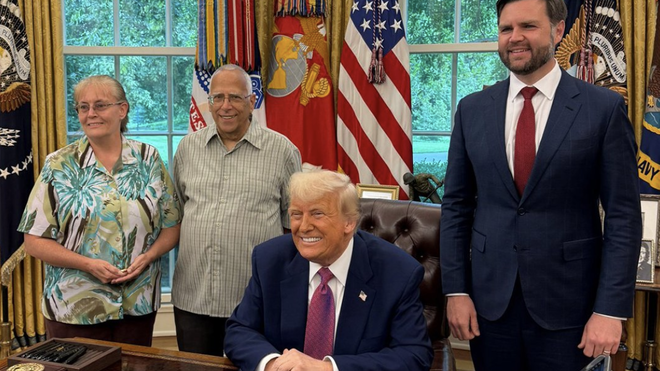 El presidente estadounidense, junto con el hermano del papa León XIV