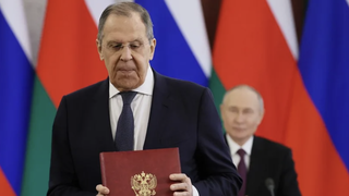 Lavrov, junto a Putin