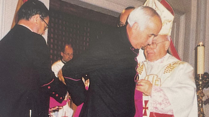 El cardenal Estepa le impone a D. Serafín la faja de Monseñor