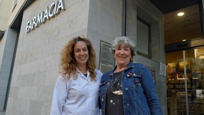 Ester Duch y Maria Mercè Requena, delante de la farmacia de Vimbodí