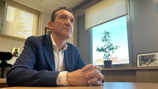 El decano Ángel Cordovilla, en su despacho en Cantoblanco