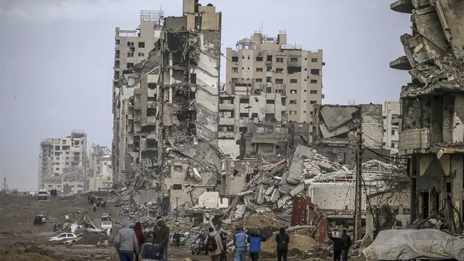 Un grupo de personas en una Gaza devastada