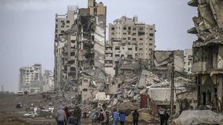 Un grupo de personas en una Gaza devastada