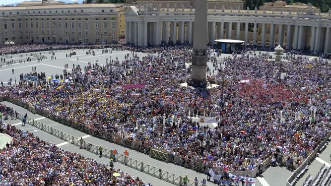 Fieles en la plaza de San Pedro para rezar con León XIV el Regina Coeli