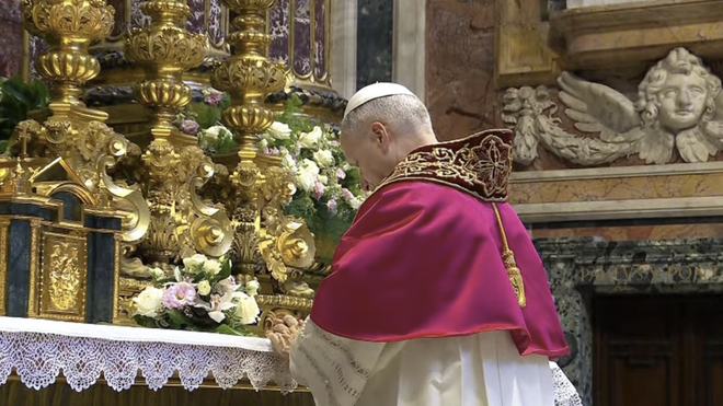 León XIV, rezando en Santa Maria la Mayor