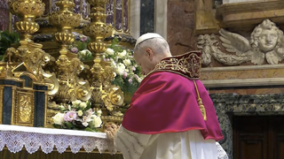 León XIV, rezando en Santa Maria la Mayor