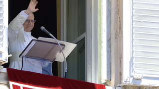 Primer saludo de León XIV desde el balcón del Palacio Apostólico